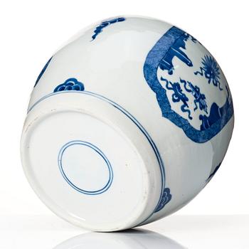 A blue and white jar, Qing dynasty, Kangxi (1662-1722).