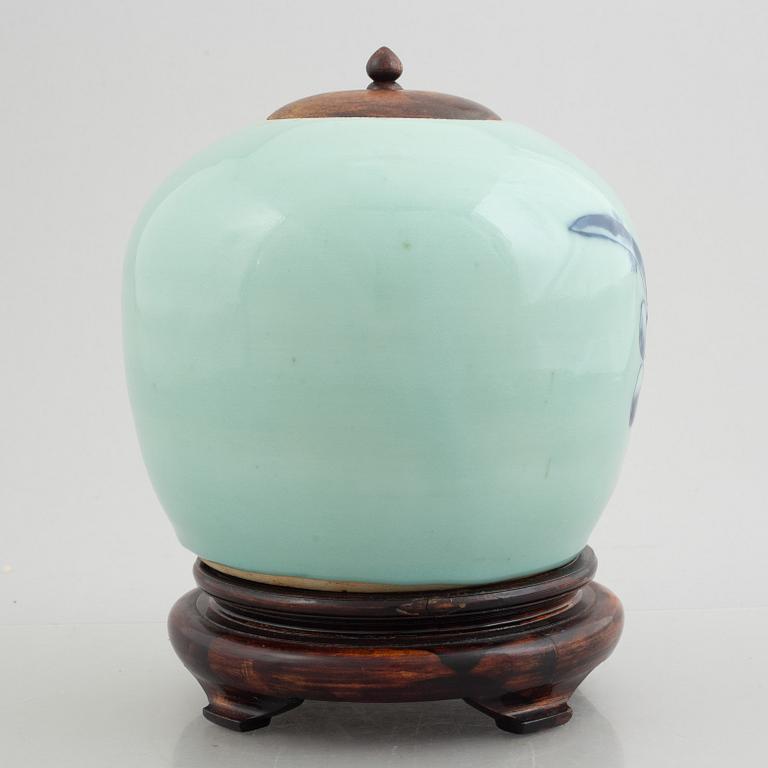 A porcelain pot, China, Qingdynasty, 19th century.