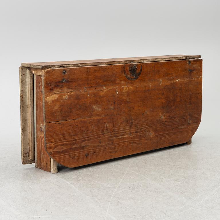 A drop-leaf table, 19th century.