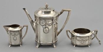 KAFFESERVIS 3 delar, silver, gustaviansk stil, Carl Gustaf Hallberg, Stockholm, 1910. V 1 180 g.