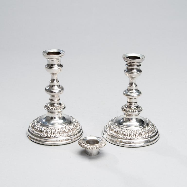 KYNTTILÄNJALKAPARI, hopeaa, David Hirsch Hermansson & Co, Tukholma 1838.