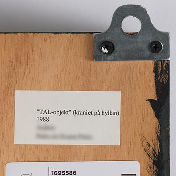 Jan Håfström, “TAL-objekt (kraniet på hyllan)”.