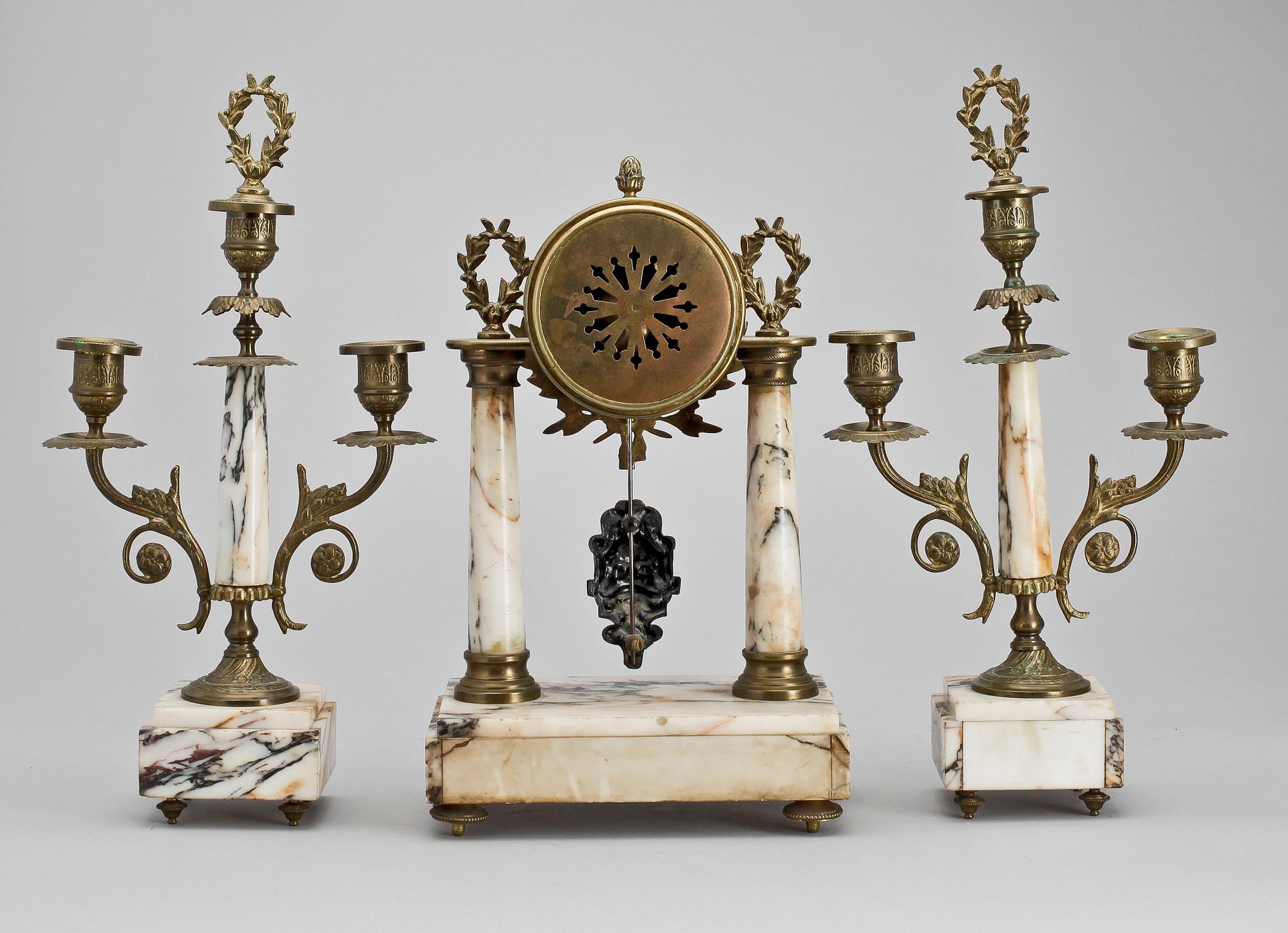 BORDSGARNITYR, 3 delar. Pendyl samt ett par ljusstakar. Louis XVI-stil, Japy Frere, 1900-talets första fjärdedel.