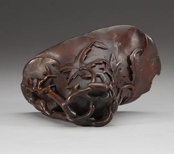 VINOFFERBÄGARE, noshörningshorn. Qing dynastin, Kangxi (1662-1722).
