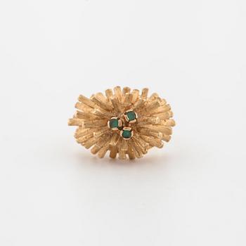 RING, med tre fasettslipade smaragder.