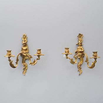 APPLIQUER, för två ljus, ett par. Louis XV-stil, 1800-tal.