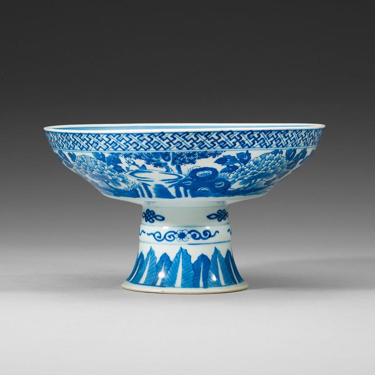 A blue and white stemcup, Qing dynasty, 19th century with a Kangxi four carachter mark.