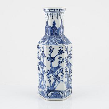 A blue and white porcelain case, China, Qingdynasty, 19th century.