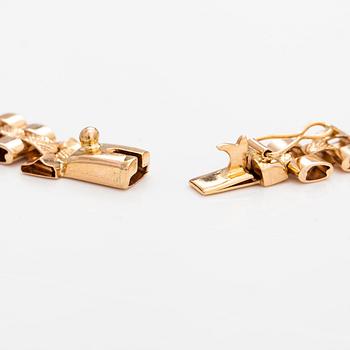 An 18K gold necklace. Italy.