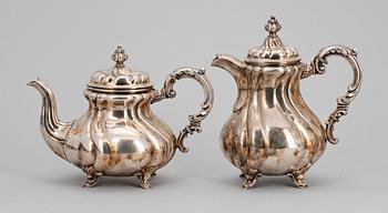 KAFFEKANNA SAMT TÉKANNA, silver, rokokostil, svenska importstämplar, 1900-talets första hälft. Tot vikt ca 1285 gram.