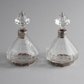 KARAFFER, ett par, glas och silver, Tyskland, svenska importstämplar, 1900-tal.