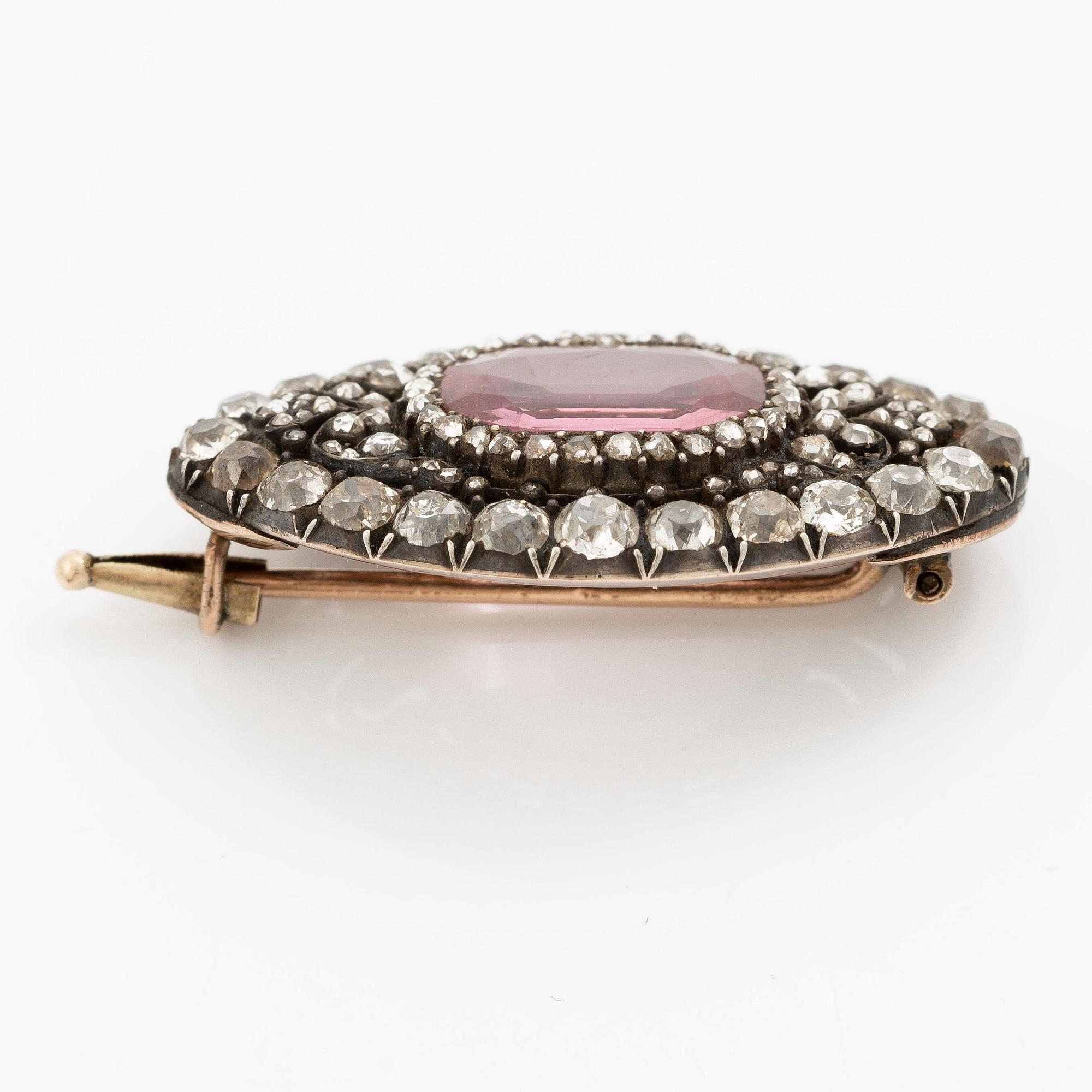 Brosch 14K guld och silver med en fasettslipad spinell samt gammal- och rosenslipade diamanter.