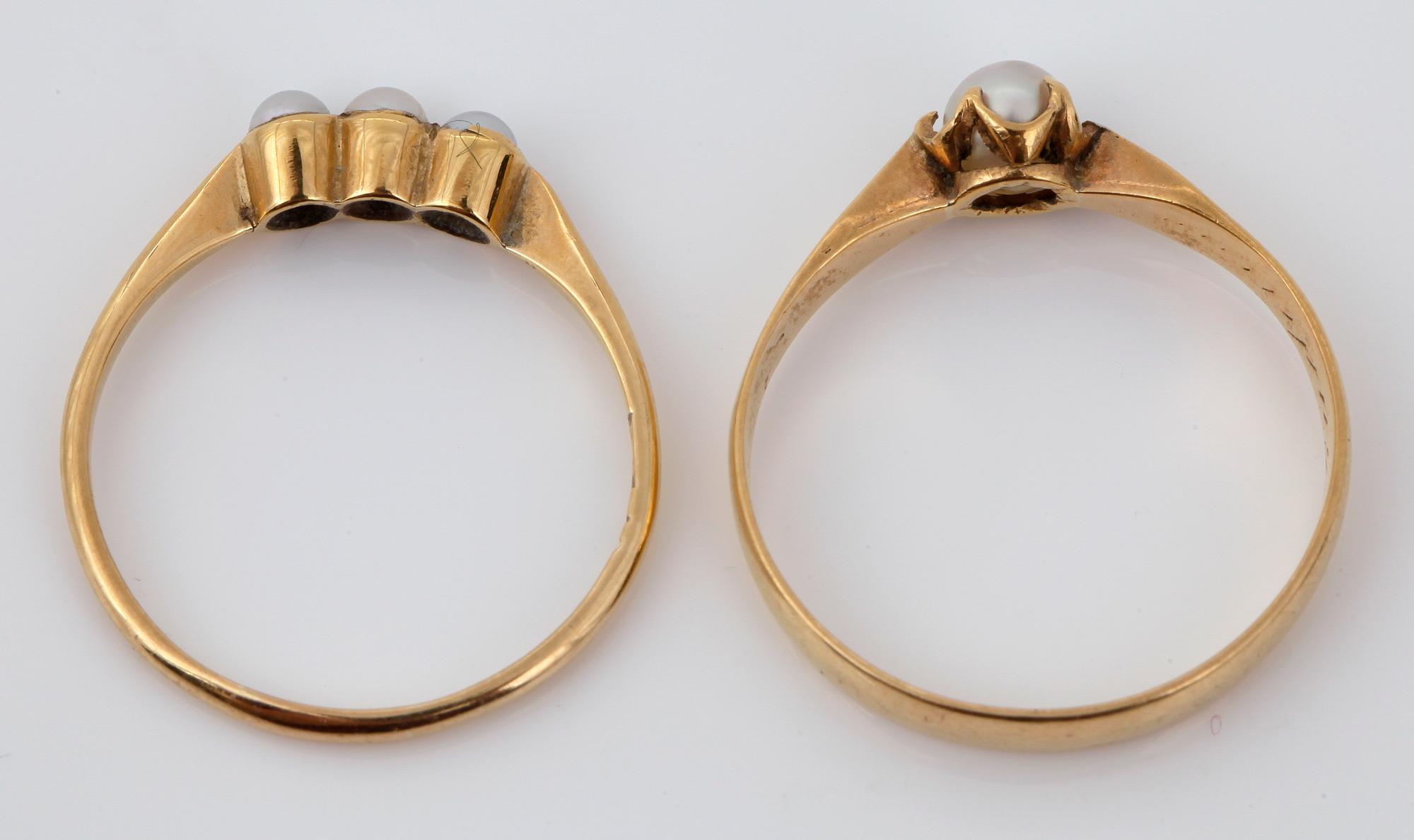 RINGAR, 2 st, 18 k guld med pärlor, från 1853 resp. 1919. Total vikt ca 3,8g.