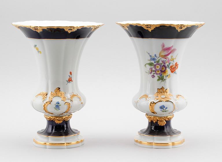 VASER, 2 st, porslin, Meissen, 1900-talets andra hälft.