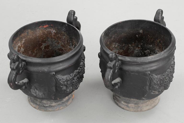 TRÄDGÅRDSURNOR, 1 par, gjutjärn, Stafsjö Bruk, 1900-talets mitt.