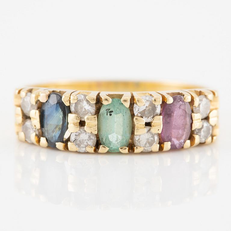 Ring 18K guld med rubin, safir och smaragd och briljantslipade diamanter.