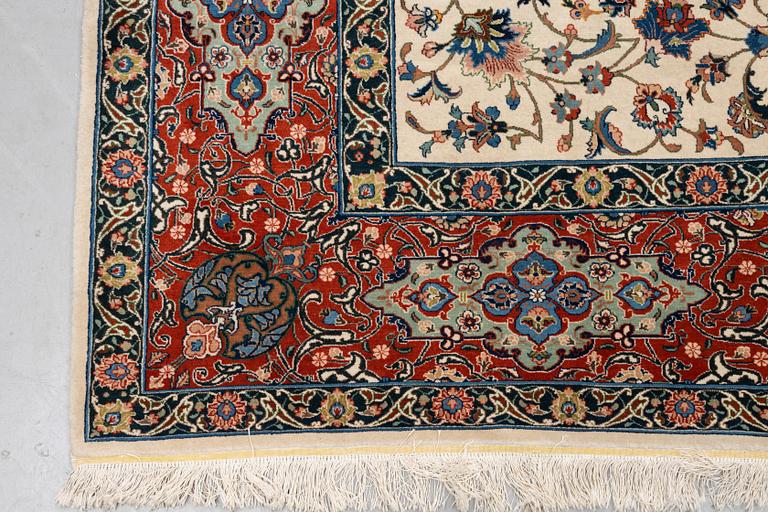 A carpet, semi-antique Tabriz, ca 379 x 280 cm.