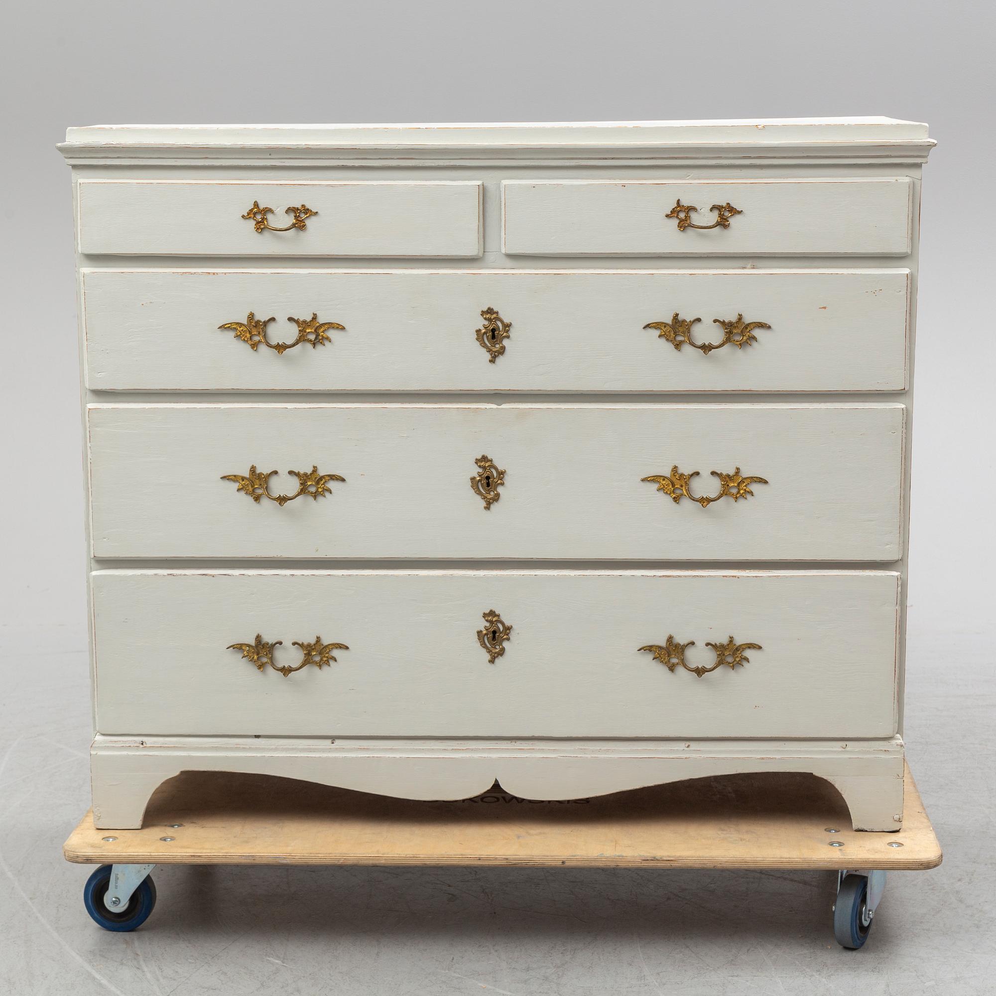 CHEST OF DRAWERS, first half of the 19th century.