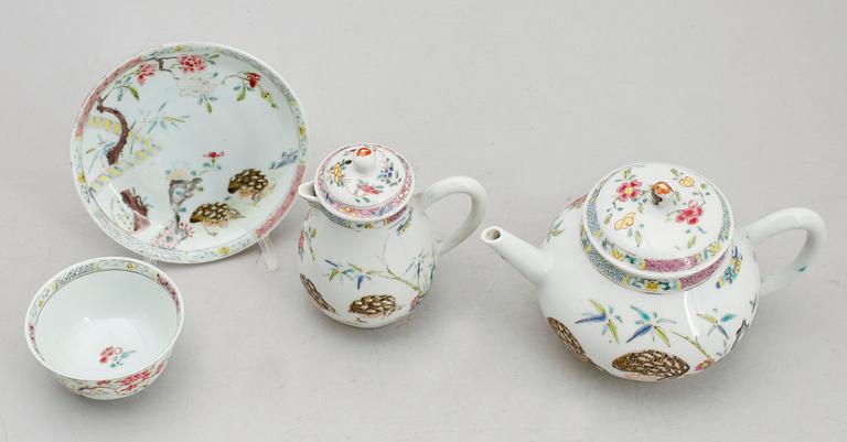 TEKANNA, SKÅL MED FAT, KANNA MED LOCK, porslin, Kina, 1700-tal.