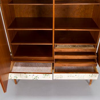 Skåp, tillverkat av AB Baltisk Möbelindustri. SMI(Svensk Möbel Industri) NR 63. 1900-talets mitt.