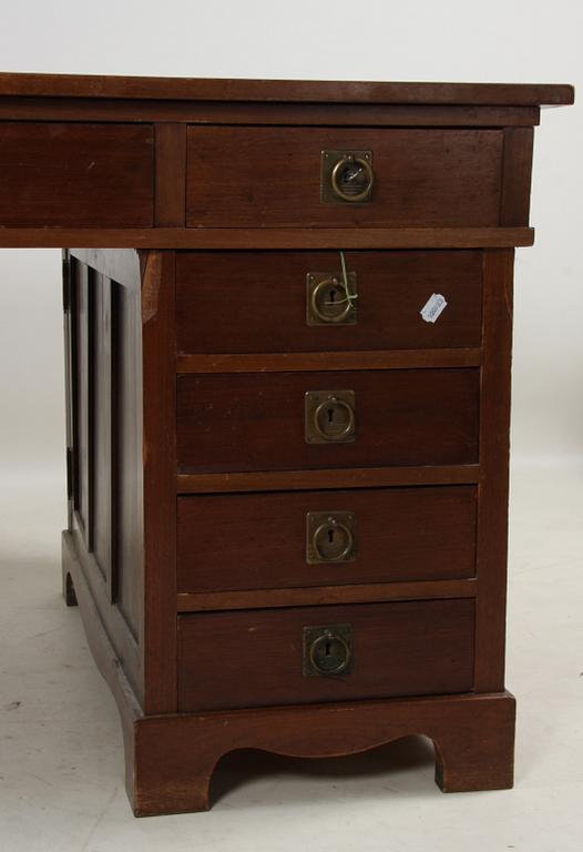 SKRIVBORD, senjugend, 1900-talets första kvartal.