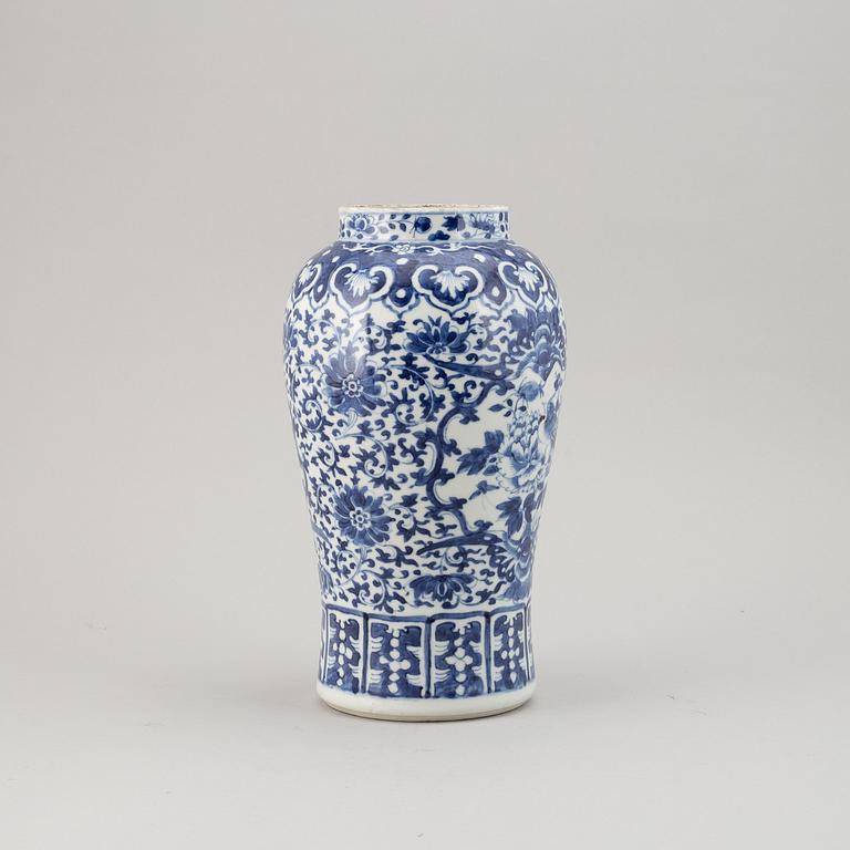 A blue and white vase, Qing dynasty, late 19th century.