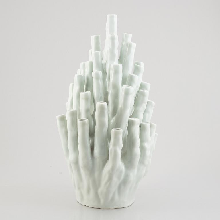 Pols Potten, a 'Coral 50-Tulips' pocelain vase.