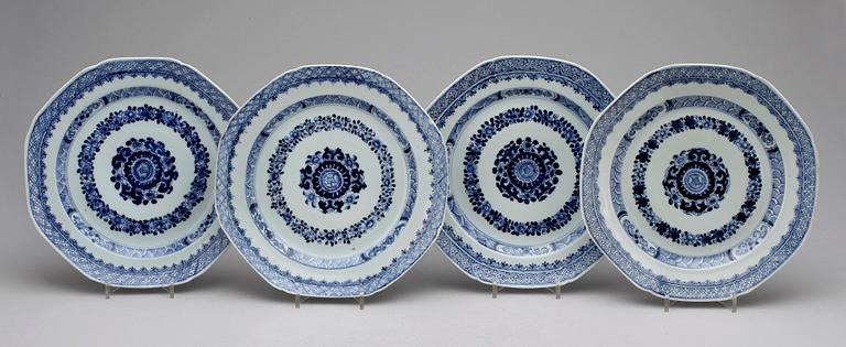 TALLRIKAR, 8 st, porslin, Qianlong, Kina, 1700-tal.