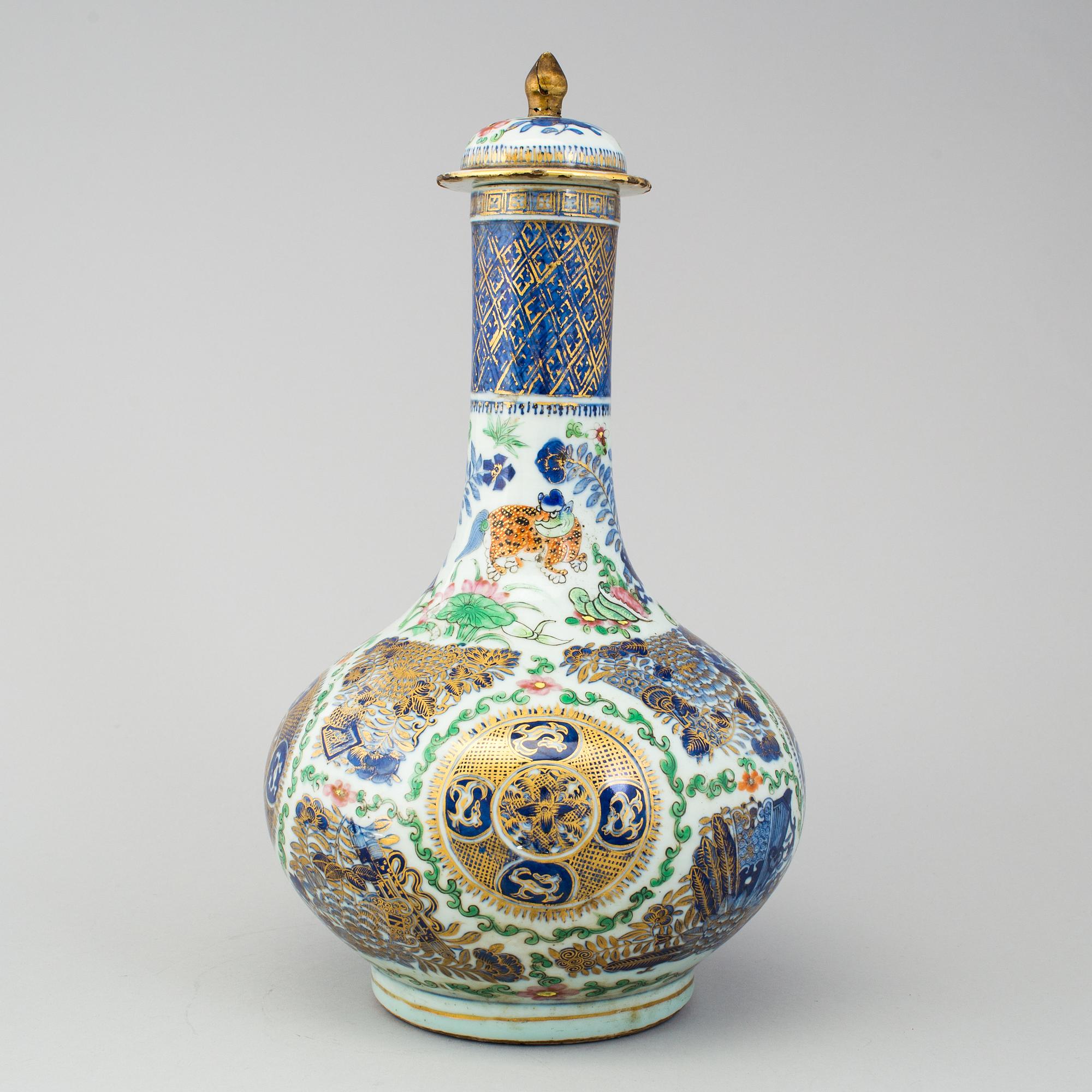 A chinese famille rose medallion and underglazed blue and white vase with cover. Qing dynasty, late 19th century.