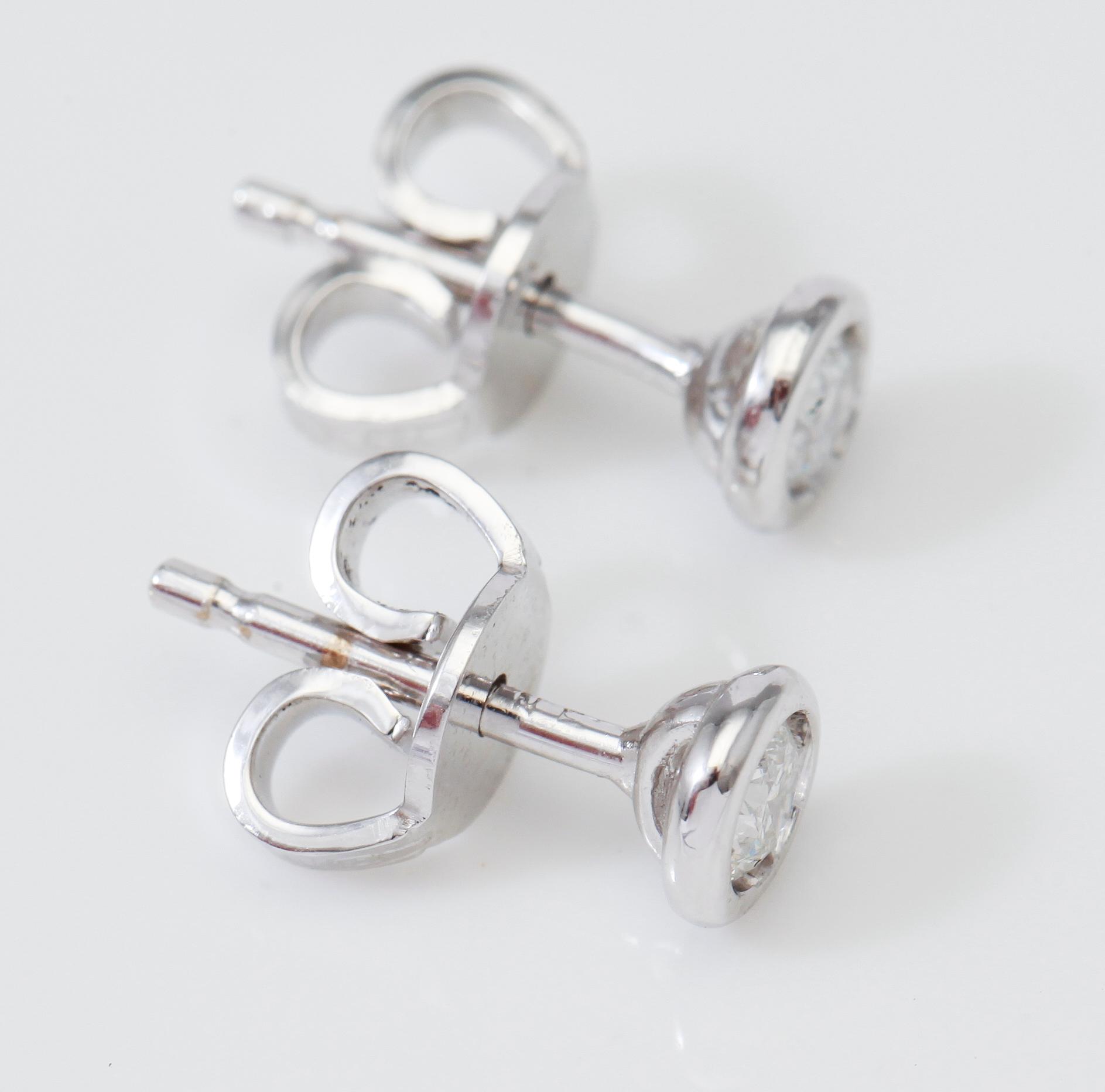 ÖRHÄNGEN, 1 par, solitära briljantslipade diamanter totalt ca 0,20 ct.