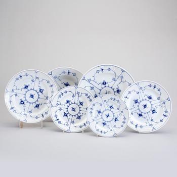 SERVISDELAR, 133 st, porslin, "Musselmalet", Royal Copenhagen, Danmark, 1900-talets andra hälft.