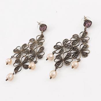 Yvone Christa, två par örhängen, silver, med genombruten dekor, med imitationsstenar.