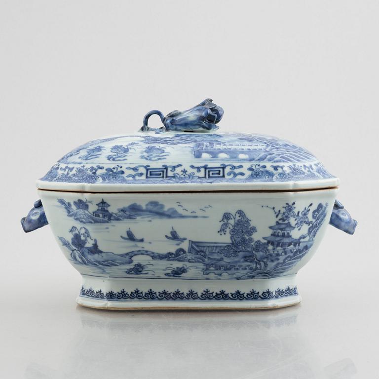 A blue and white tureen with cover, China, Qianlong (1736-95).