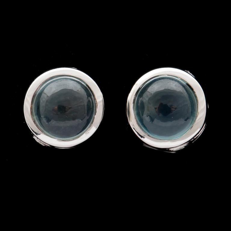 A pair of cabochon cut sapphire earrings, tot. 1.55 cts.