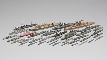 KRIGSFARTYG I MINIATYR, ca 37 st, bl a tenn och trä. 1900-talets mitt.