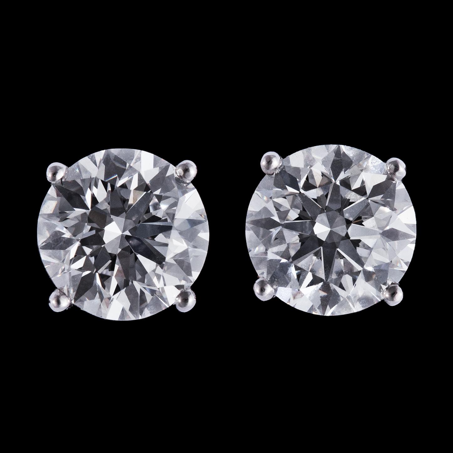 ÖRHÄNGEN, vardera briljantslipad diamant, 1 ct resp 1 ct.