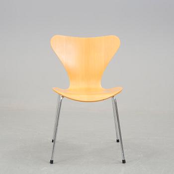 An Arne Jacobsen "Sjuan" chair in birch wood veneer, Fritz Hansen, 1998.