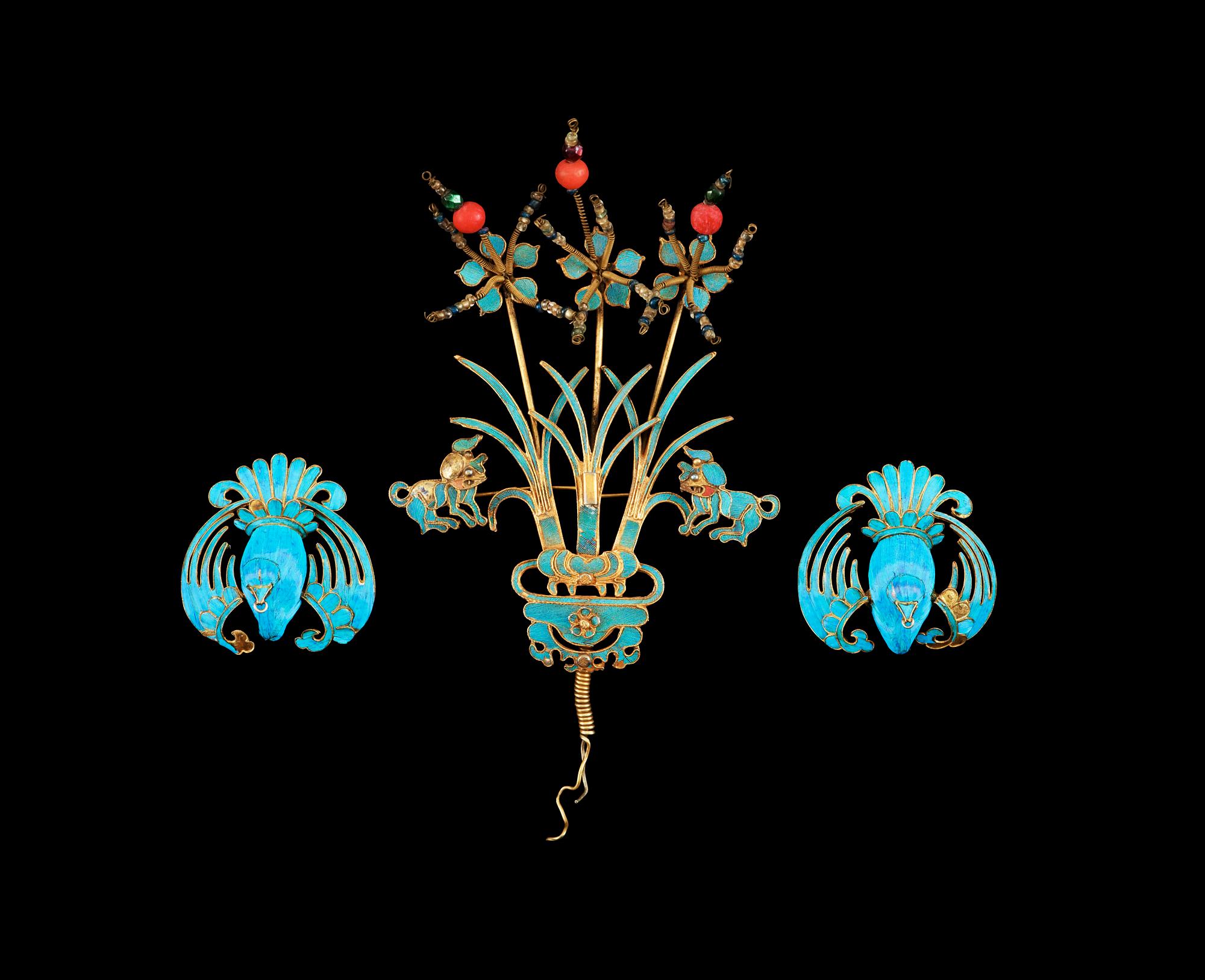 A set of three kingfisher and gilt metal hair ornaments, Qing dynasty.