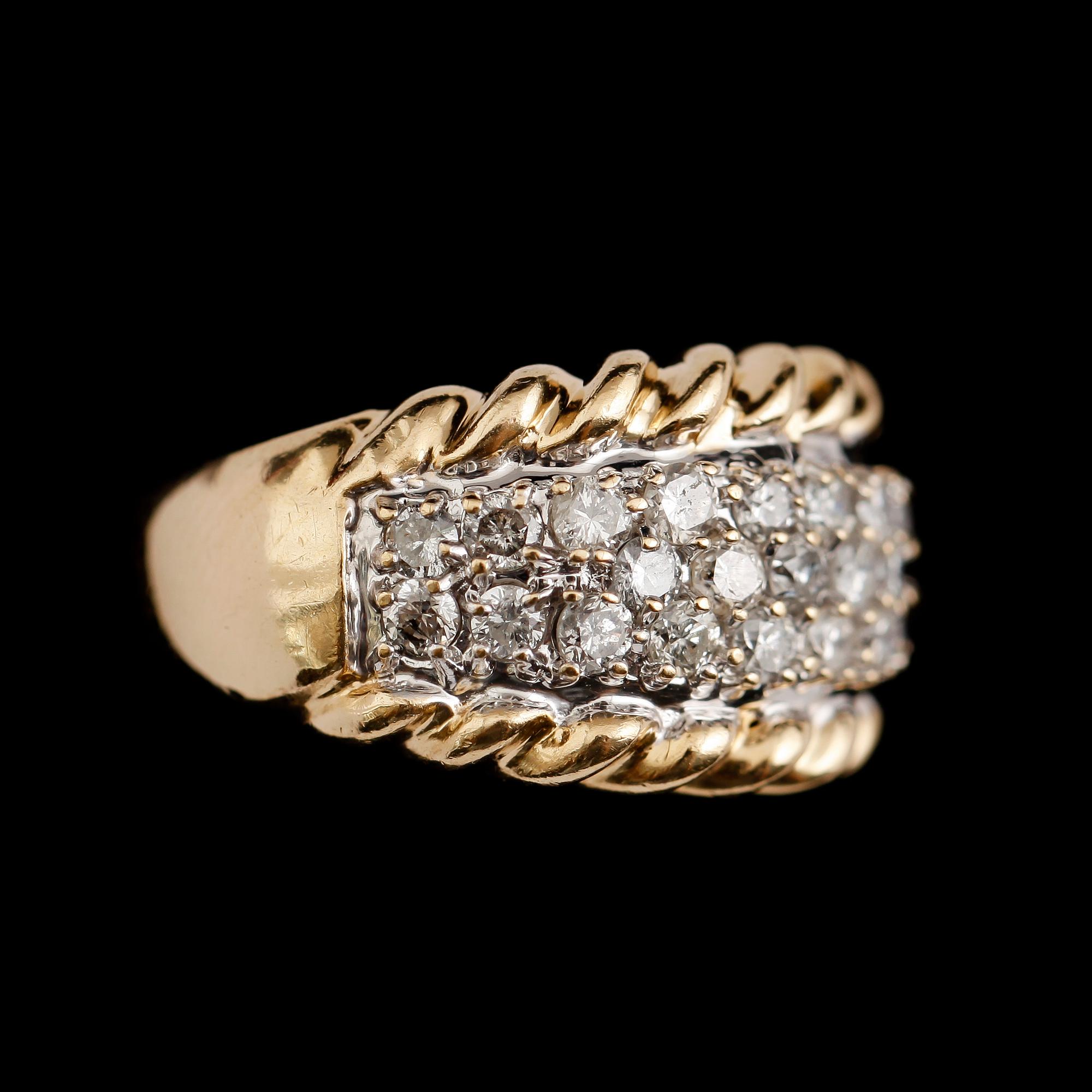 RING, 14 k guld, med briljantslipade diamanter tot ca 0.95 ct.