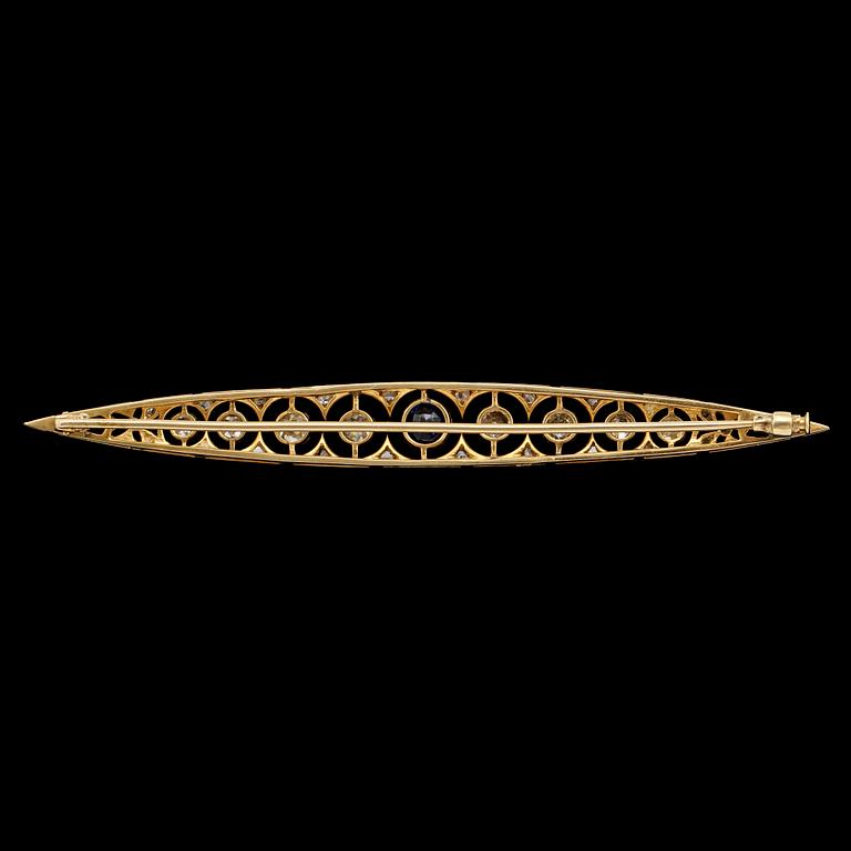 BROSCH 14k guld och silver med 8 gammalslipade diamanter, fasettslipad blå safir och 21 små diamanter. Vikt 9 g.