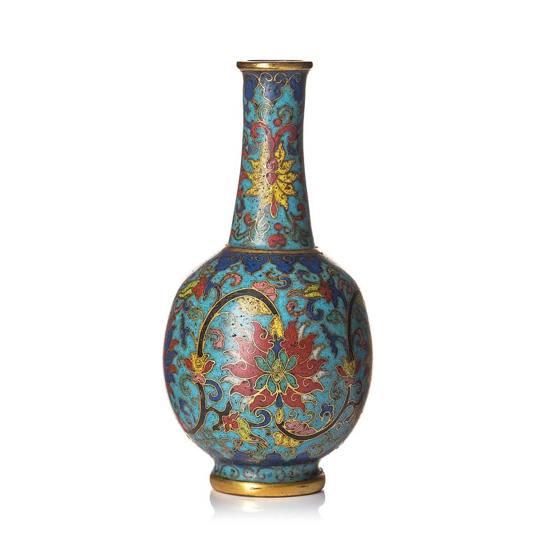 Vas, cloisonné. Qingdynastin, med Qianlongs märke och period (1736-95).