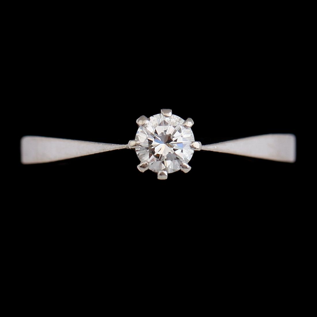 RING, 18 k vitguld, 1976, med briljantslipad diamant, 0.31 ct enligt gravyr. Ca H-I (W top C)/VS. Total vikt ca 3 gram.