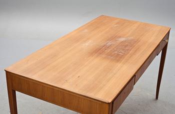 SKRIVBORD och KARMSTOL. "Nya Guldheden", brickmärkt Carl Malmsten.