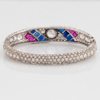 Armring platina med gammal- och rosenslipade diamanter samt fasettslipade safirer och rubiner.