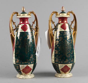 LOCKURNOR, ett par, porslin, Royal Vienna, Wien, Österrike, 1900-talets början.