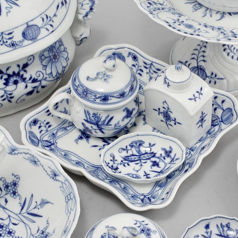 SERVISDELAR, 72 st, porslin, "Lökmönstret", Meissen, 1900-talets andra hälft.