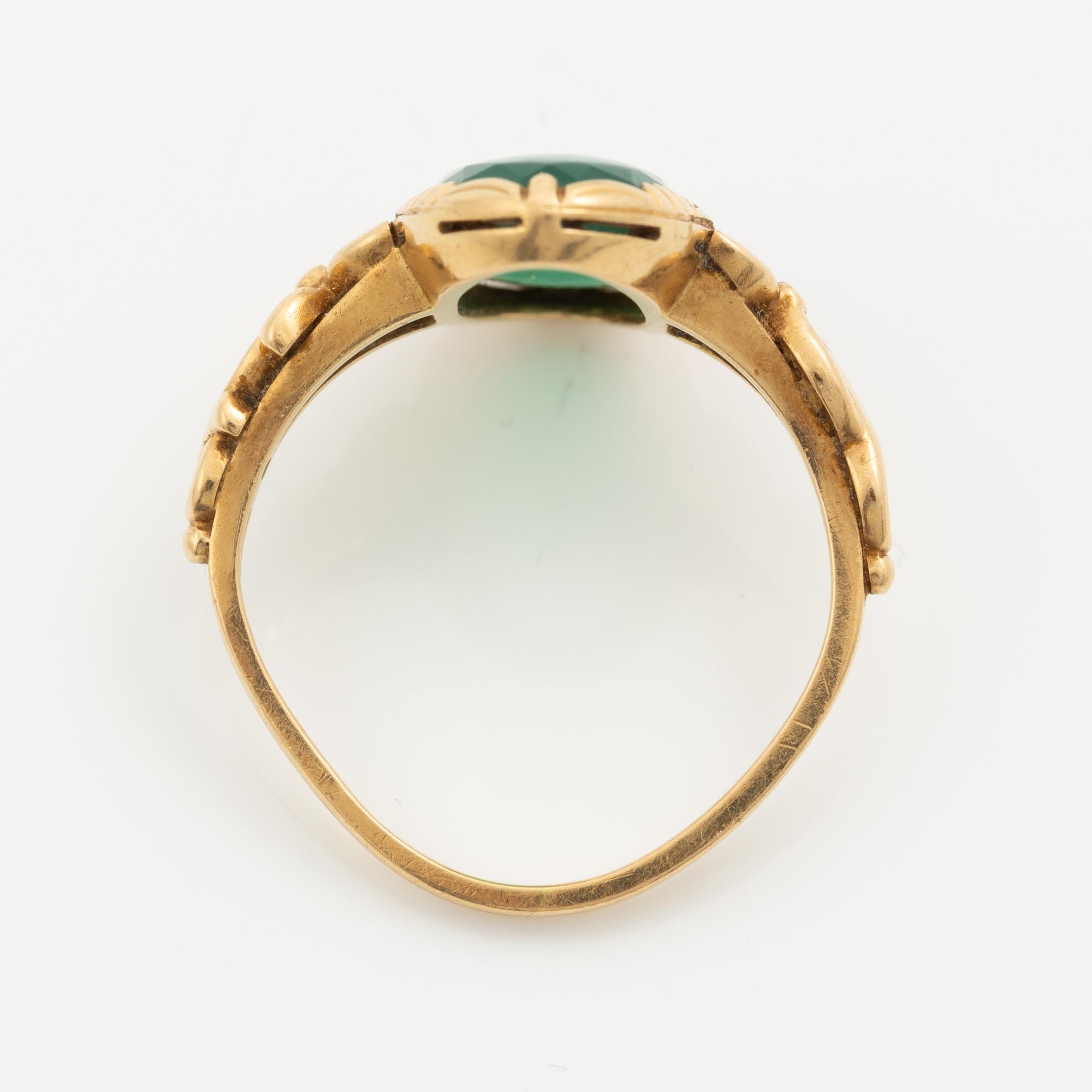 Ring 18K guld med grön sten.