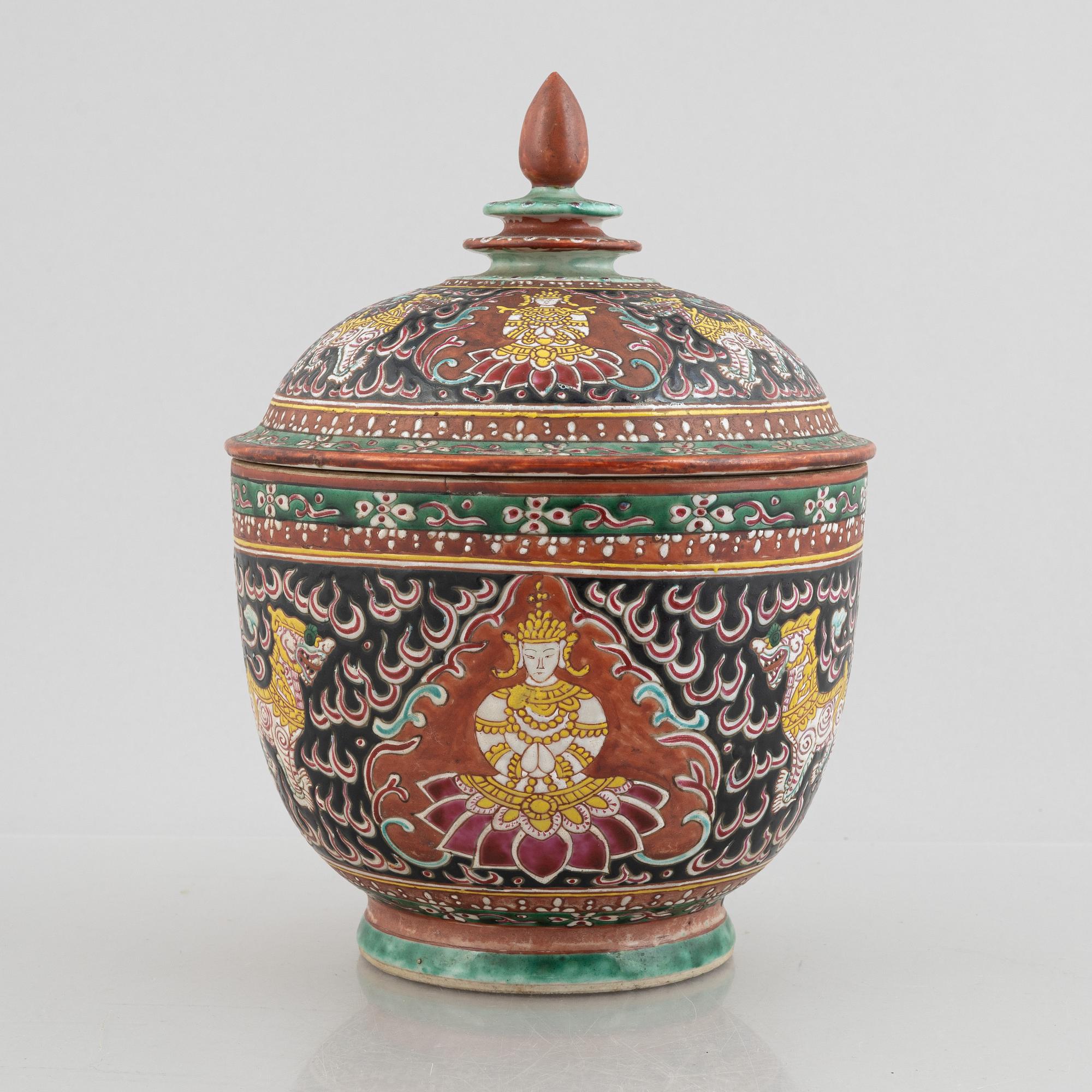 A Benjarong porcelain bowl with cover, Thailand, 19th century.