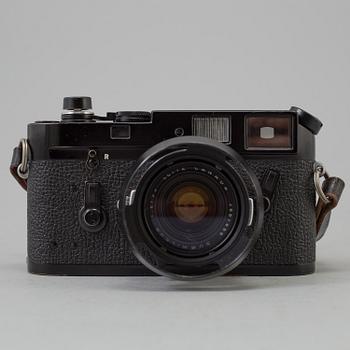 A black body Leica M4 no 1247719 from 1969-70 from Weitzlar with Summicron 1:2 / 35 and a Leica- Meter.