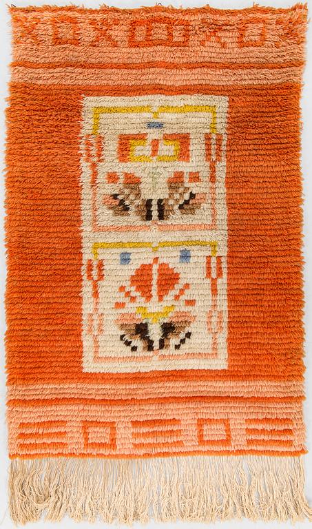 A 1930's Finnish long pile rug. Circa 105x68 cm.